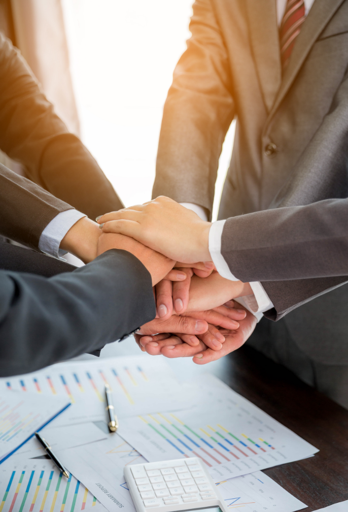 Socios de negocios cerrando trato de arrendamiento financiero para pyme en mexico